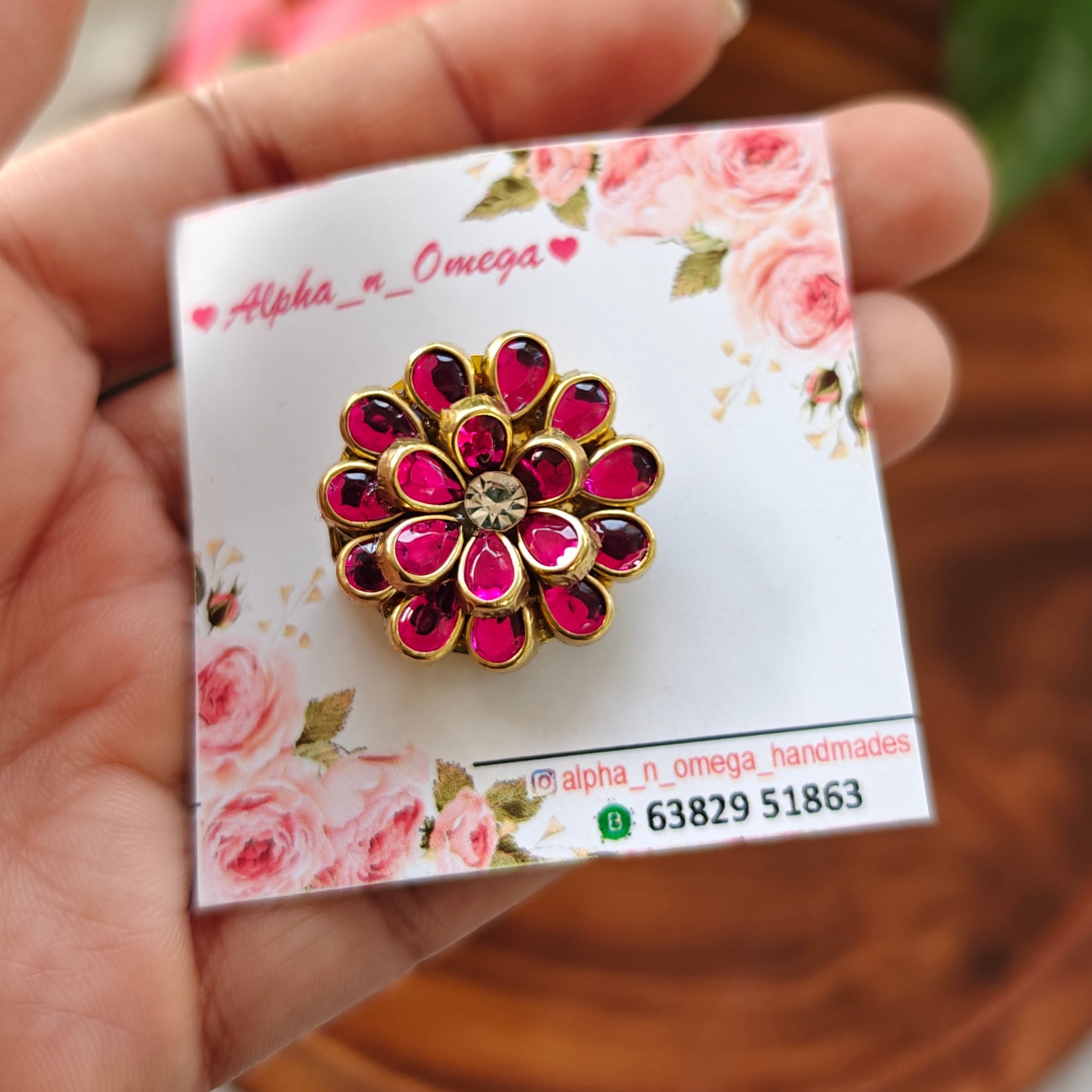 Mini brooch pin