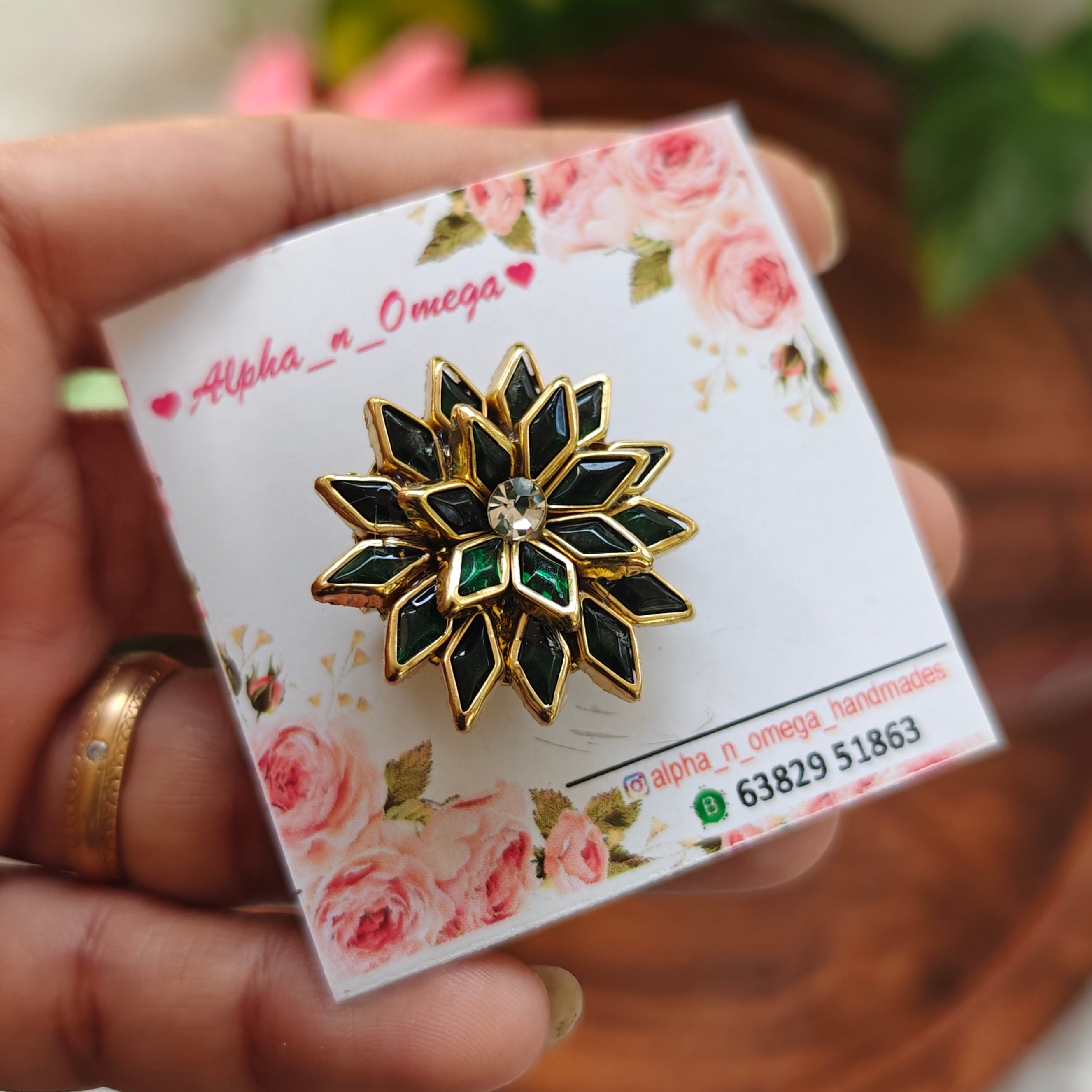 Mini brooch pin