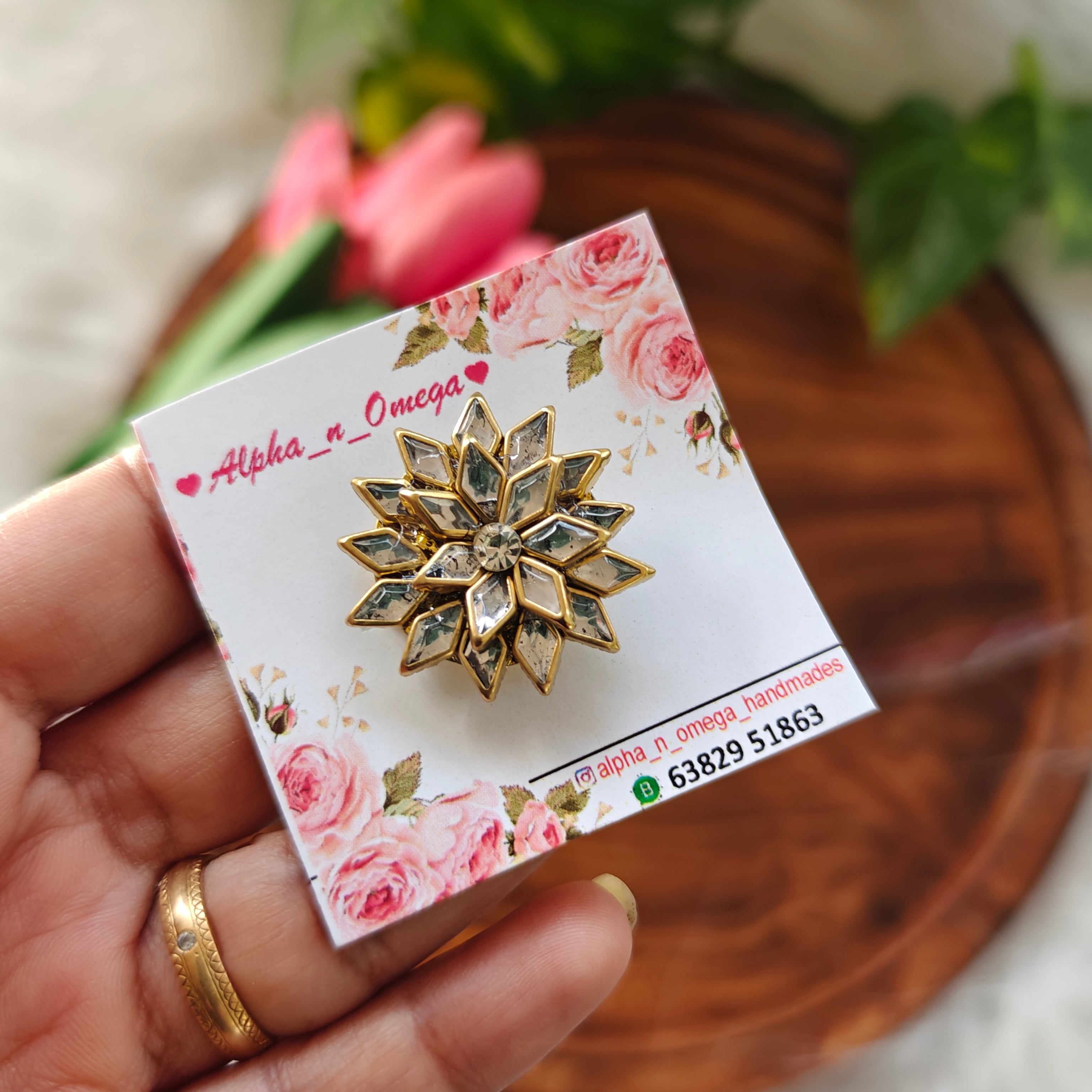 Mini brooch pin