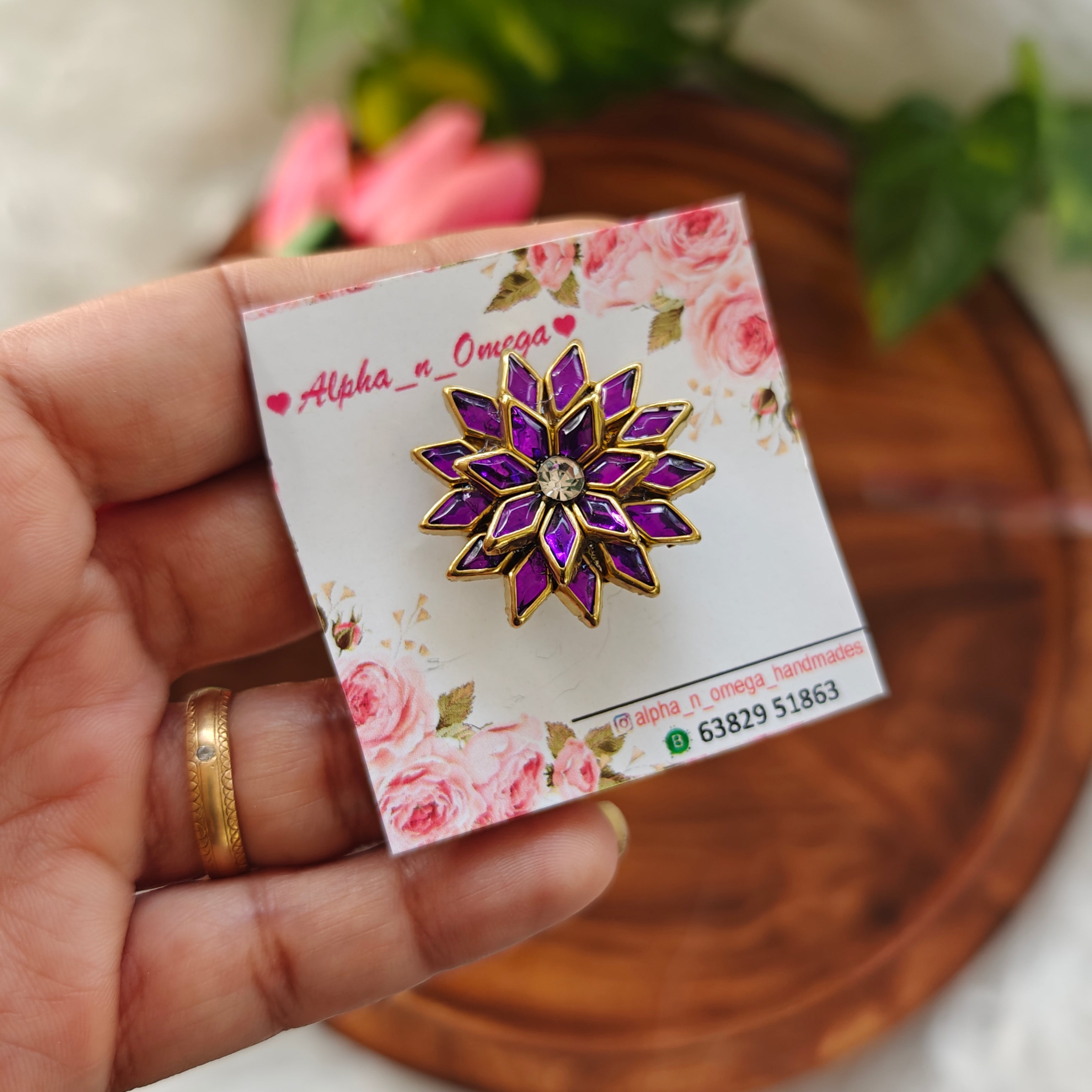 Mini brooch pin