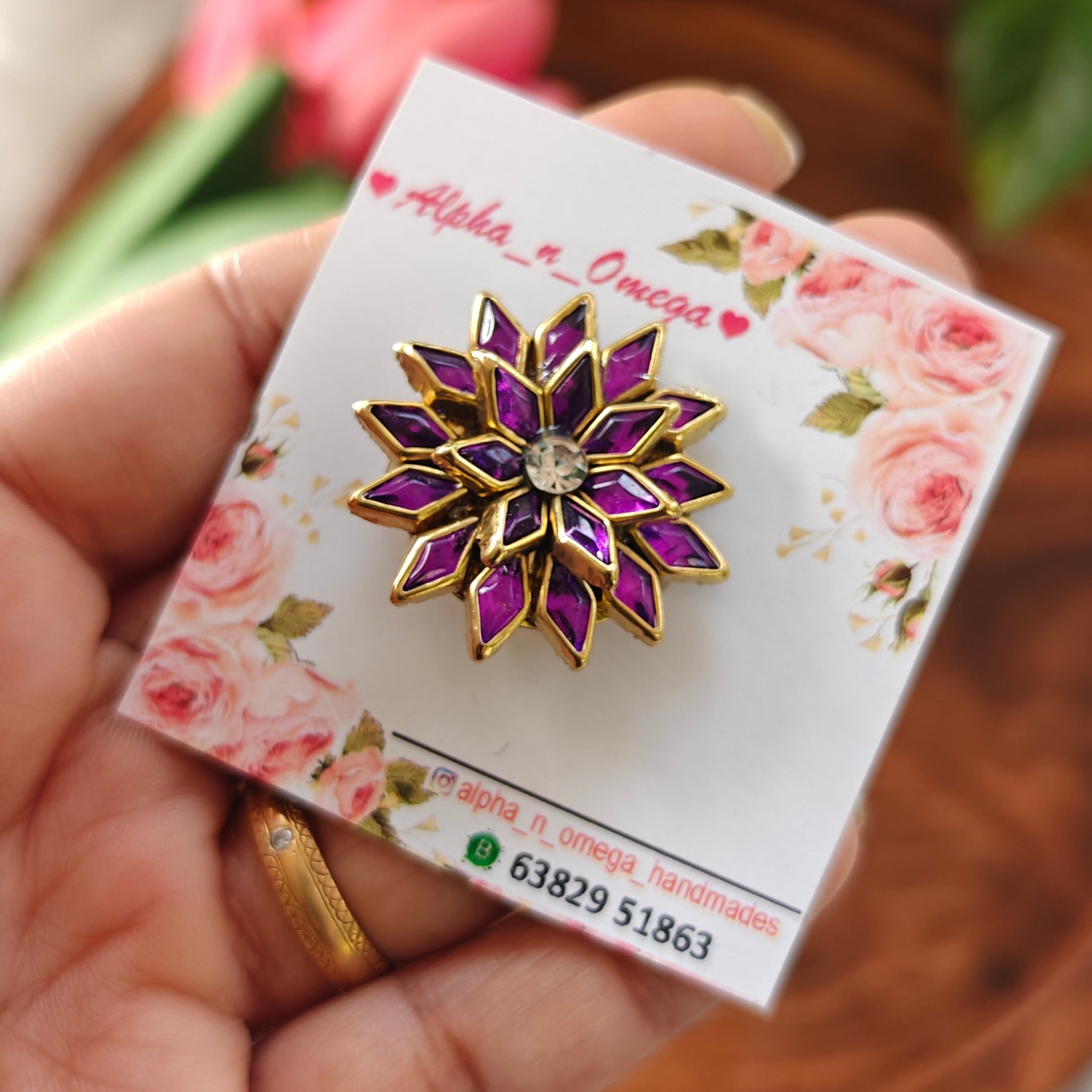 Mini brooch pin