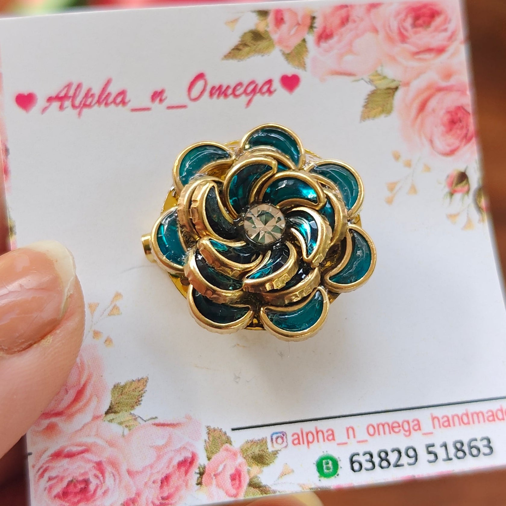 Mini brooch pin
