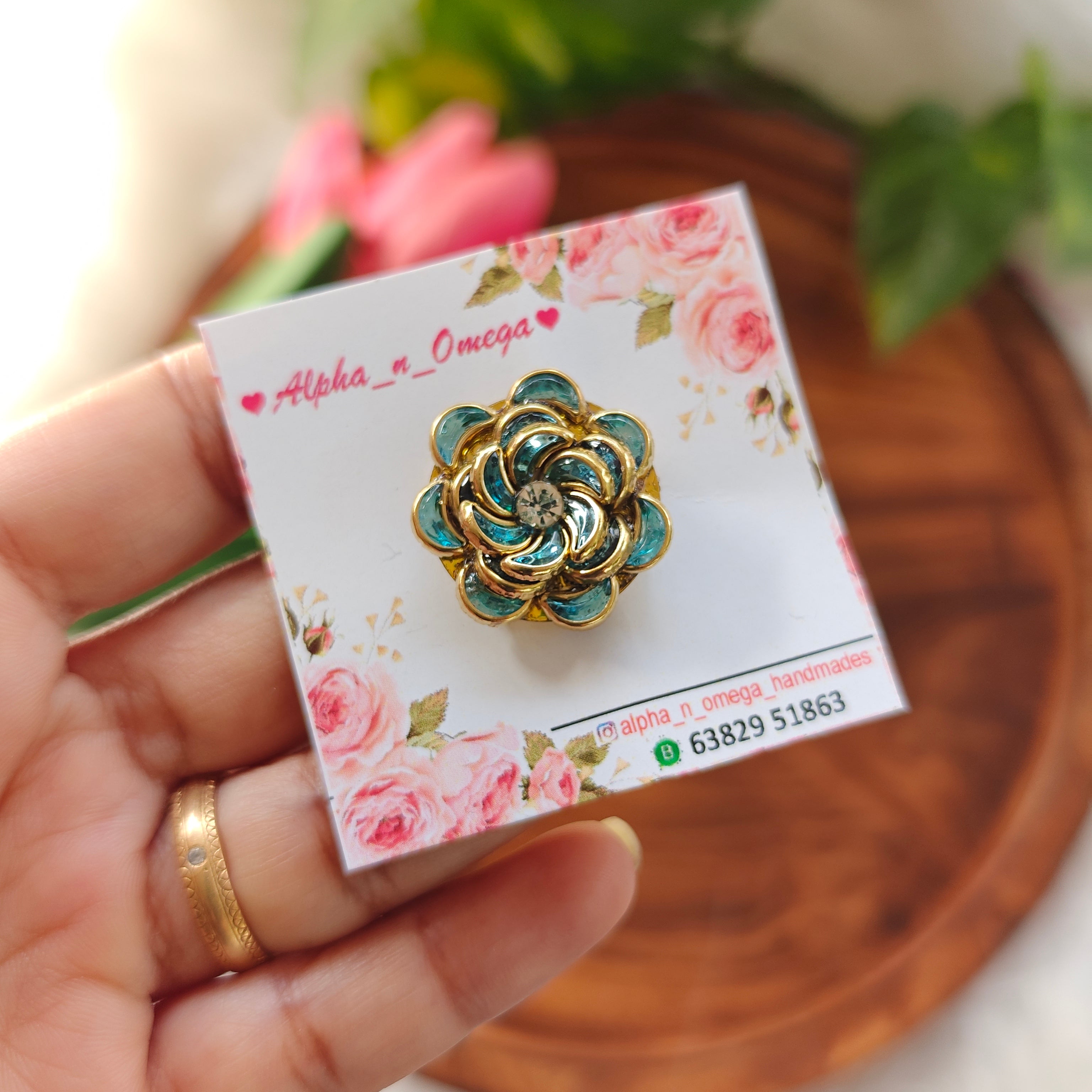 Mini brooch pin