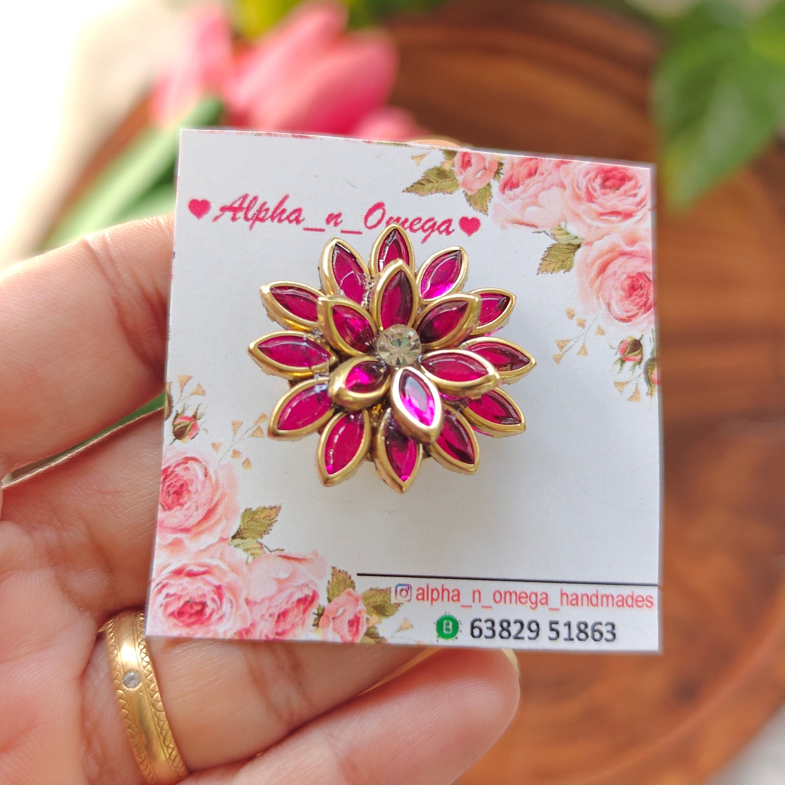 Mini brooch pin