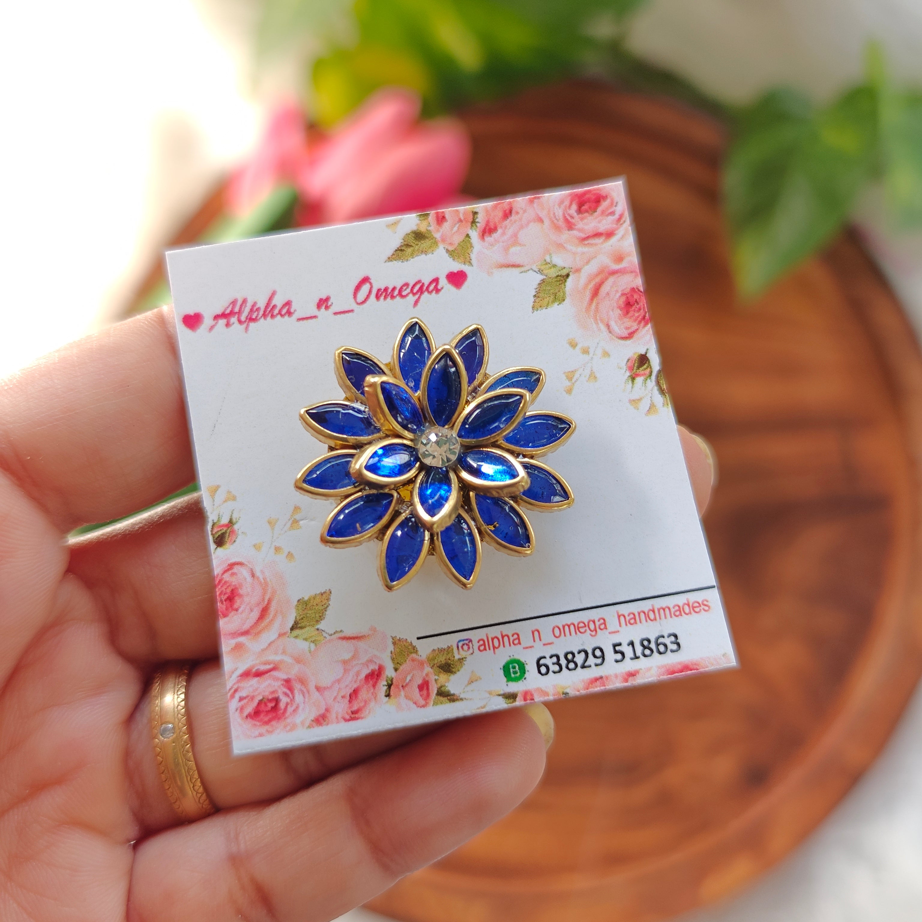 Mini brooch pin