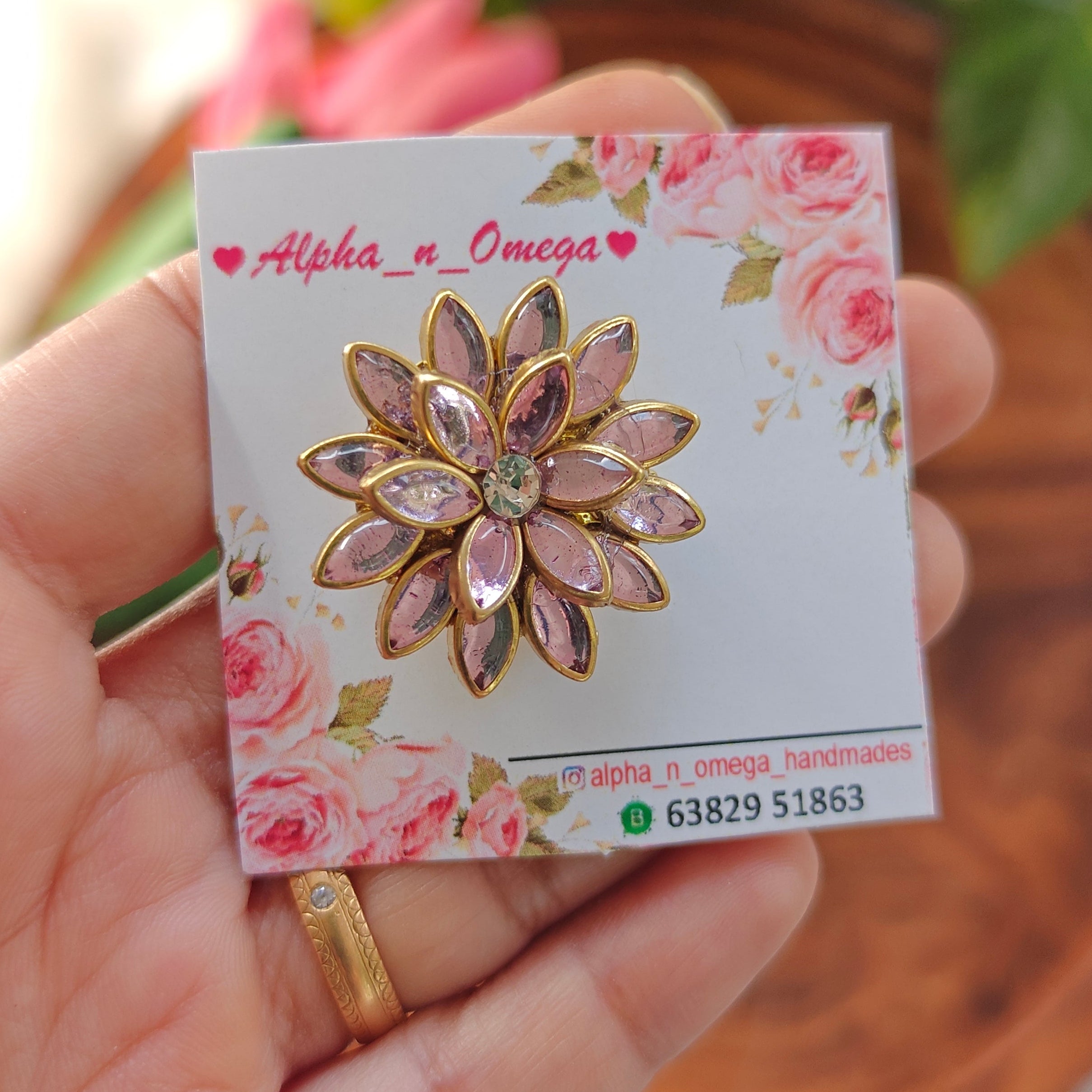 Mini brooch pin