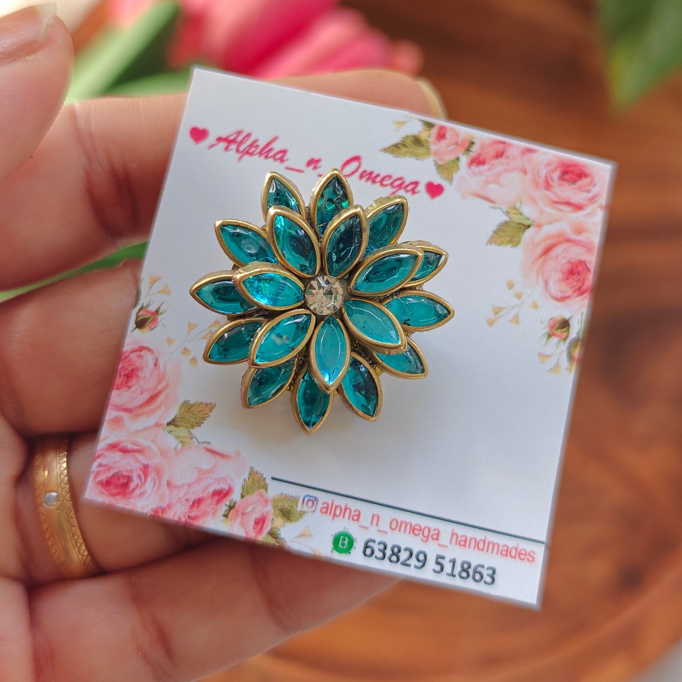 Mini brooch pin