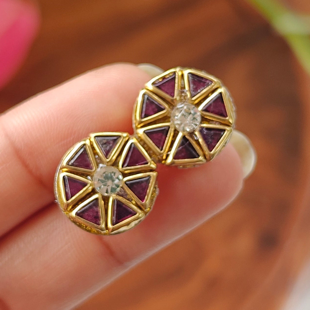 Mini brooch pin