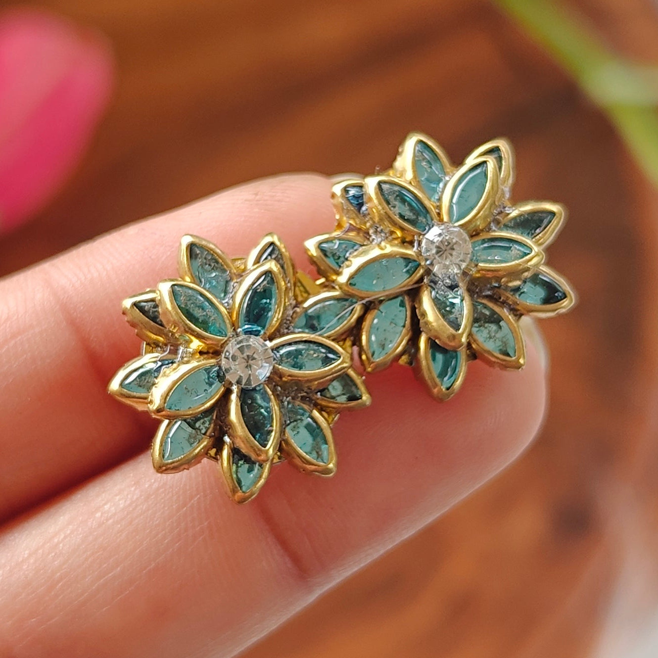 Mini brooch pin