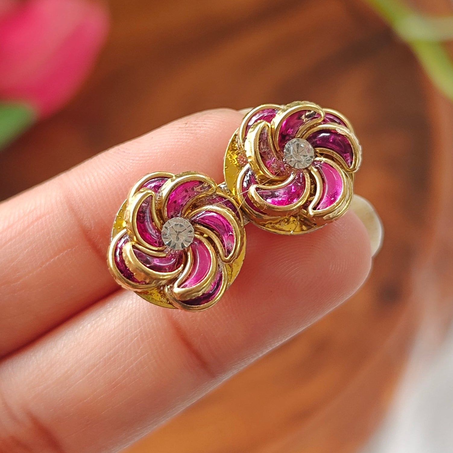 Mini brooch pin